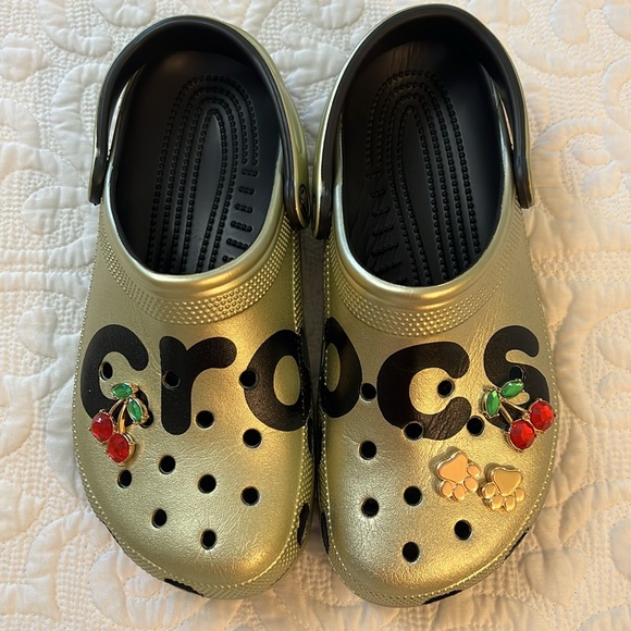 Crocs Men and Womens Classic Logo Clog Gold Metallic 210803-797 Unisex - Picture 1 of 9